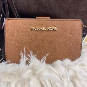 MICHAEL KORS Medium Crossgrain Leather Bifold Wallet ZP CN
Luggage
NWT